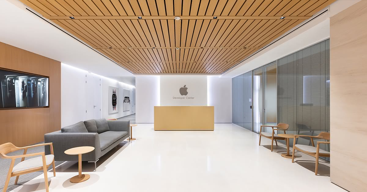 천장이 나무로 된 Apple Developer Center 리셉션 구역