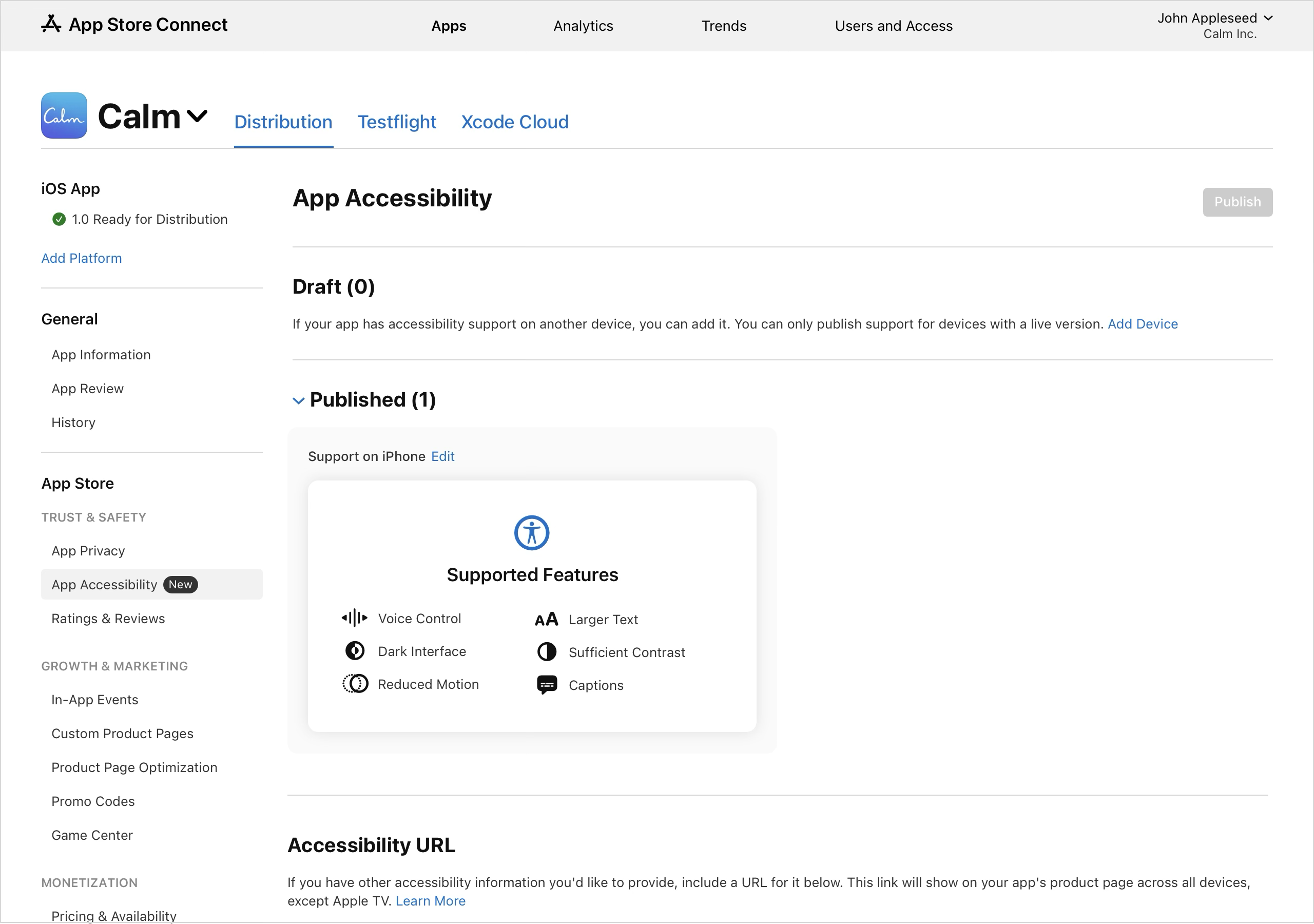 “앱 손쉬운 사용” 페이지의 스크린샷입니다. “게시됨(1)”과 “초안(0)” 상태가 표시되어 있습니다. “게시됨(1)” 아래에는 iPhone 지원이 표시되어 있으며, 지원하는 기능으로는 “음성 명령”, “더 큰 텍스트”, “다크 모드 인터페이스”, “충분한 대비”, “움직임 줄이기”, “자막”이 나열되어 있습니다. “iPhone 지원” 라벨 옆에는 “편집” 링크가 있습니다. 페이지 하단에는 추가 손쉬운 사용 정보를 제공할 수 있는 “손쉬운 사용 URL” 섹션이 있으며, 화면 오른쪽 상단에는 비활성화된 “게시” 버튼이 있습니다.
