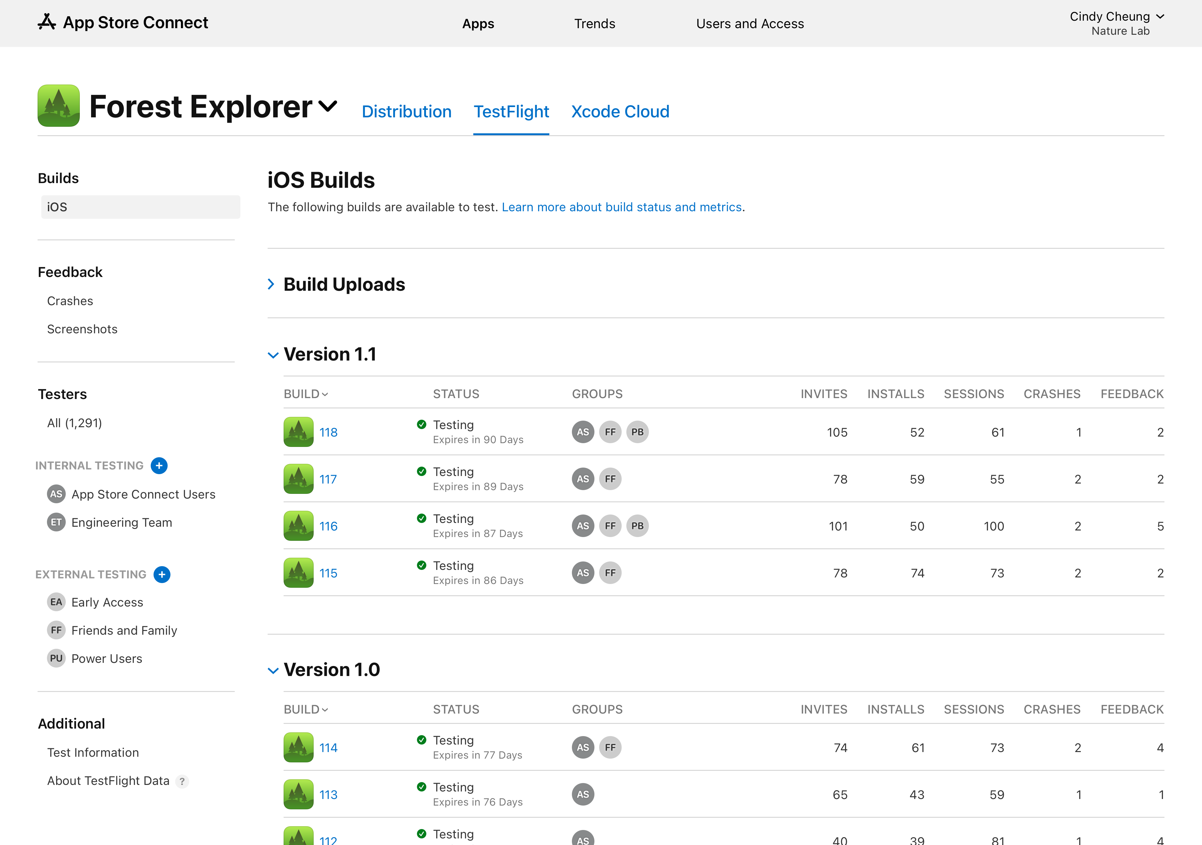截屏显示了“TestFlight”标签页，列出了版本 1.0 下的构建版本。每个构建版本的图标和构建版本字符串均可点按。