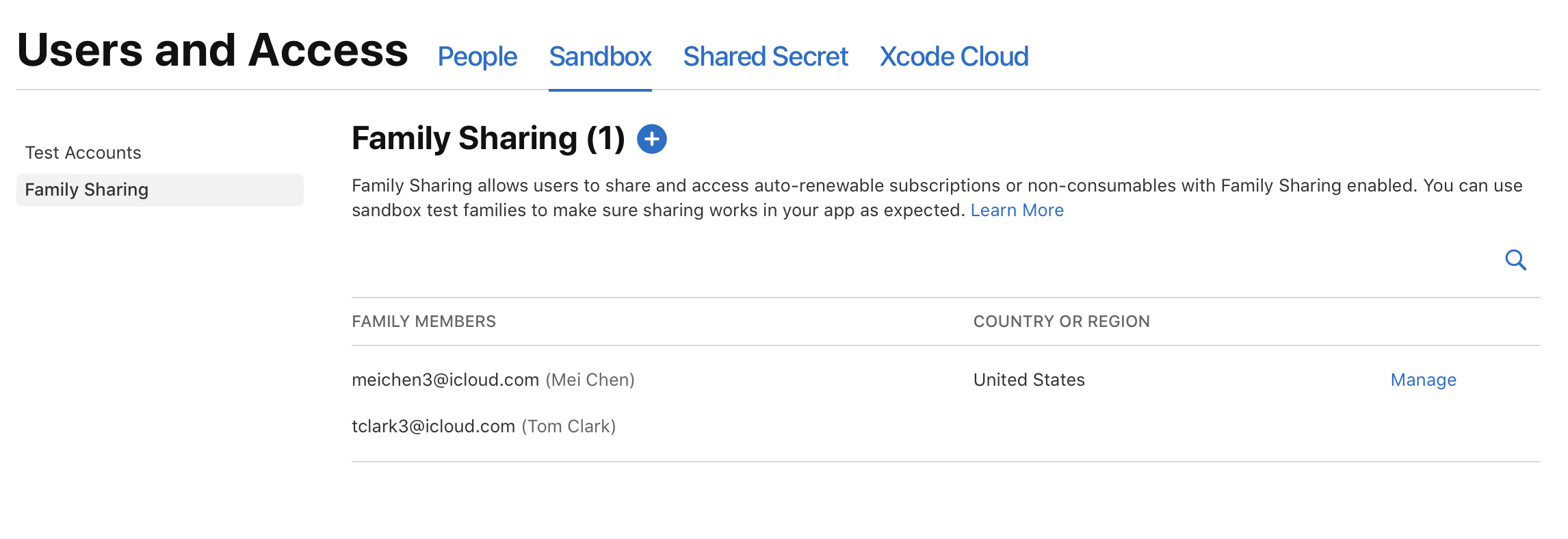 “가족 공유” 페이지의 첫 구성원 옆에 “관리” 링크가 표시된 “가족 구성원” 보기를 보여주는 스크린샷입니다.